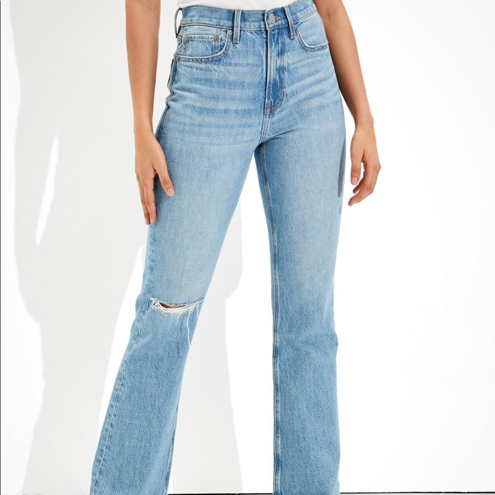 AMERICAN EAGLE 90s FLARED RIPPED JEANS